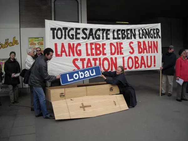 Totgesagte leben länger - Lang lebe die S-Bahn Station Lobau, Foto 1