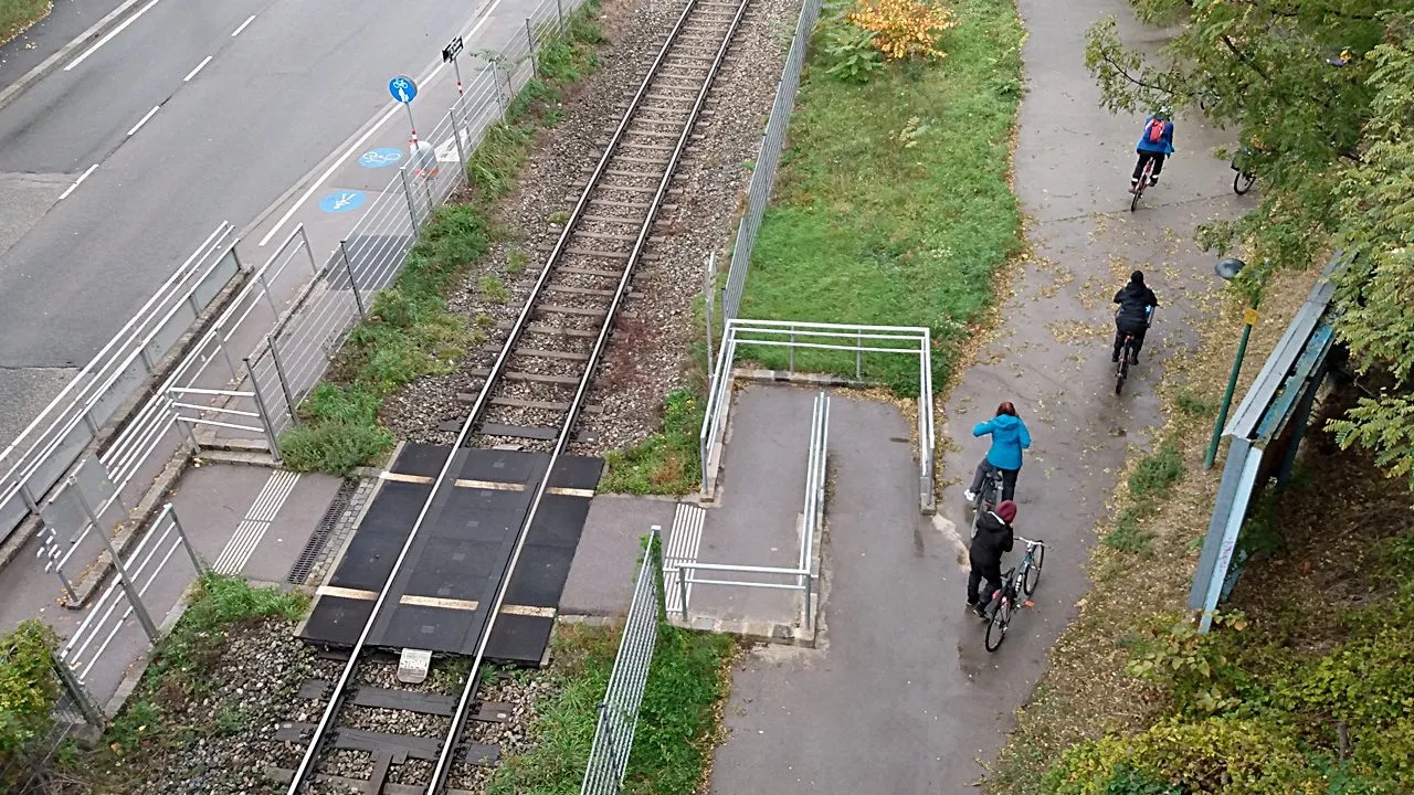 Der ungesicherte Bahnübergang über die Ölhafenbahn bei der Ostbahnbrücke